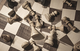 권력 강화 위해 인재들 소모… 
국력 소진 자초