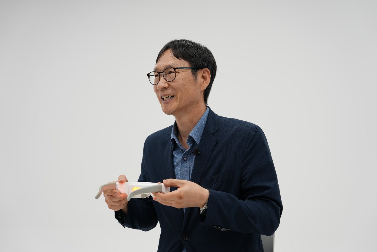 "Home Eye Care: 2-Minute Light Therapy Device"